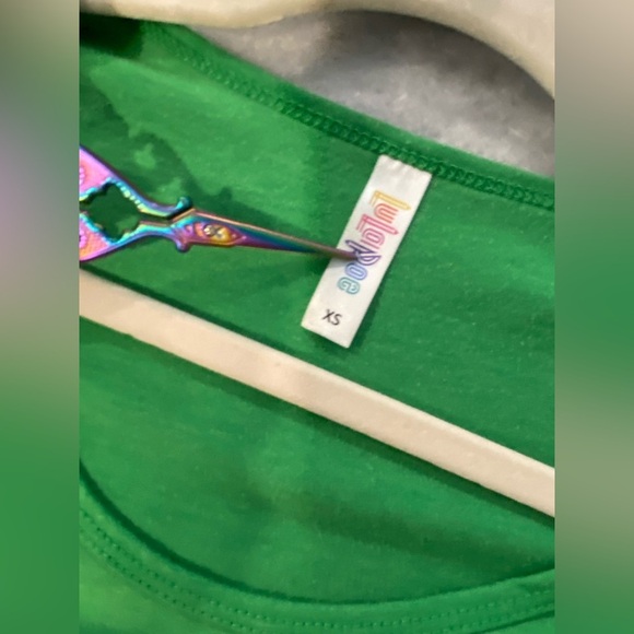Lularoe Size XS Kelly Green Scoop Neck Round Hem Short Sleeve Tee Shirt Top - Picture 7 of 8